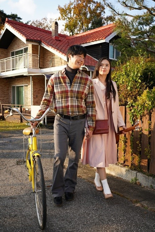 Trong phim Mang mẹ đi bỏ đang ra rạp, Juliet Bảo Ngọc vào vai bà Hạnh ngày trẻ. Chồng màn ảnh của cô là nam diễn viên Hàn Quốc Jung Il Woo. Ảnh: An Ninh Thủ Đô.