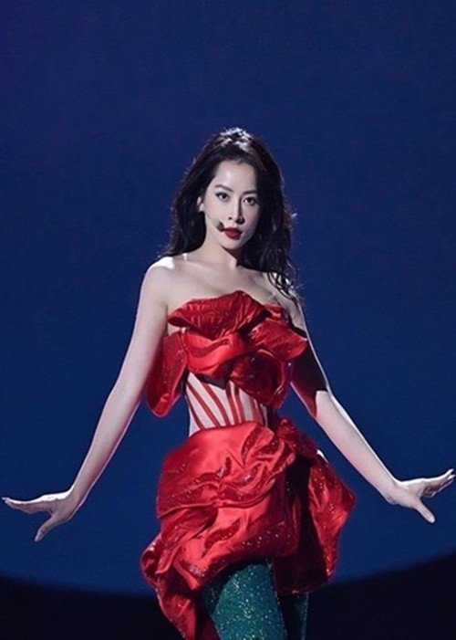Trước Phương Mỹ Chi, Chi Pu là sao Việt gây chú ý khi thi gameshow quốc tế. Cụ thể, năm 2023, Chi Pu là một trong số 33 nữ nghệ sĩ tham gia chương trình Trung Quốc Đạp gió. Trong tập đầu tiên của Đạp gió, cô thể hiện ca khúc Đóa hoa hồng. Màn giật váy "lột đồ" của cô đã tạo được hiệu ứng. Sau màn trình diễn, Chi Pu xếp vị trí thứ 8. Ảnh: FB Chi Pu.