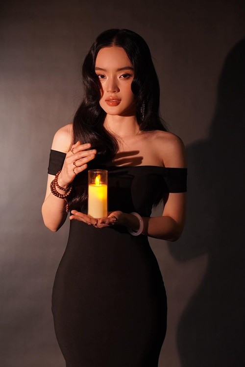 Em gái Angela Phương Trinh ăn mặc nữ tính nhiều năm qua. Ảnh: FB Phương Trang.