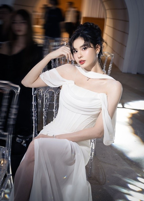 Trong cuộc phỏng vấn với Arttimes, Trương Quỳnh Anh còn tiết lộ, cô ăn cơm ít. “Đầu bữa lúc nào tôi cũng ăn một tô canh trước để có cảm giác no, hạn chế ăn nhiều", người đẹp cho hay. Ảnh: FB Trương Quỳnh Anh.