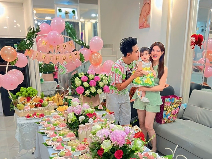 Nhóc tì nhà Kha Ly đón tuổi mới bên bố mẹ tại nhà. Ảnh: FB Thanh Duy.