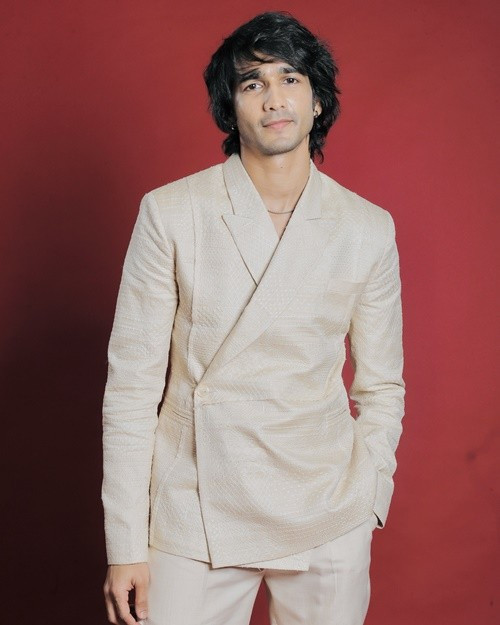 Shantanu Maheshwari sinh năm 1991, là diễn viên, vũ công, biên đạo múa và người dẫn chương trình. Bạn diễn của Khả Ngân có ngoại hình nam tính, điển trai. Ảnh: FB Shantanu Maheshwari.