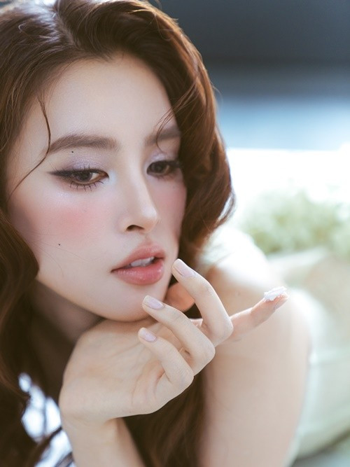 Hoa hậu Tiểu Vy gợi cảm, xinh đẹp hơn sau 7 năm đăng quang Hoa hậu Việt Nam. Ảnh: Sen Vàng.