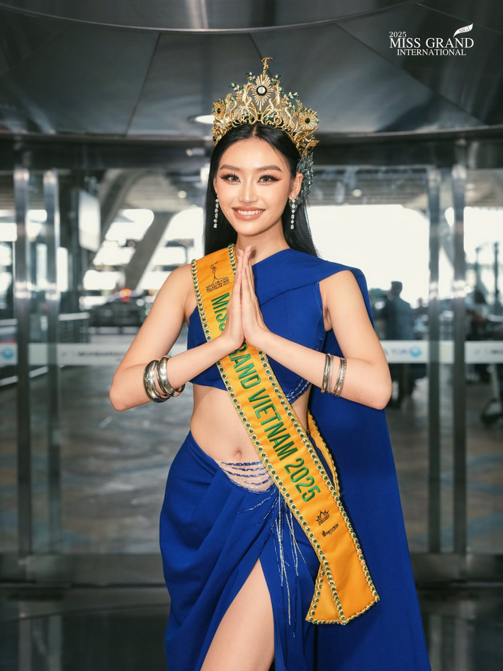 Mang theo 30 bộ trang phục, đại diện Việt Nam có phong cách thời trang đa dạng. Yến Nhi hiện tại tự trang điểm, làm tóc. Ảnh: Miss Grand International.