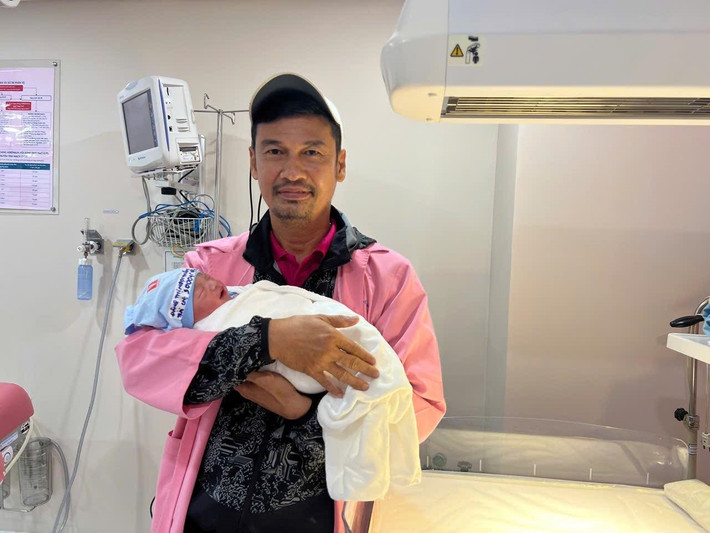 Trên trang cá nhân, diễn viên Tiết Cương đăng tải hình bồng bế con trai mới sinh. "Con là Nghé, con của Lão Ngưu, xin chào ông bà cô bác anh chị! Em được 3 kg", Tiết Cương viết. Ảnh: FB Tiết Cương.