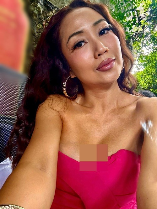 Nữ MC nhuộm da nâu, trang điểm theo phong cách Âu Mỹ, làm tóc xoăn. Ảnh: FB Ốc Thanh Vân.