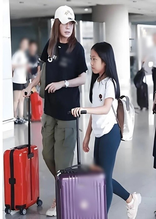 Ít năm trở lại đây, Triệu Vy dường như không muốn cho con lộ diện, để bé có cuộc sống bình thường như bao đứa trẻ khác, trong khi cô và chồng cũ âm thầm ly hôn vài năm trước. Ảnh: Sohu.