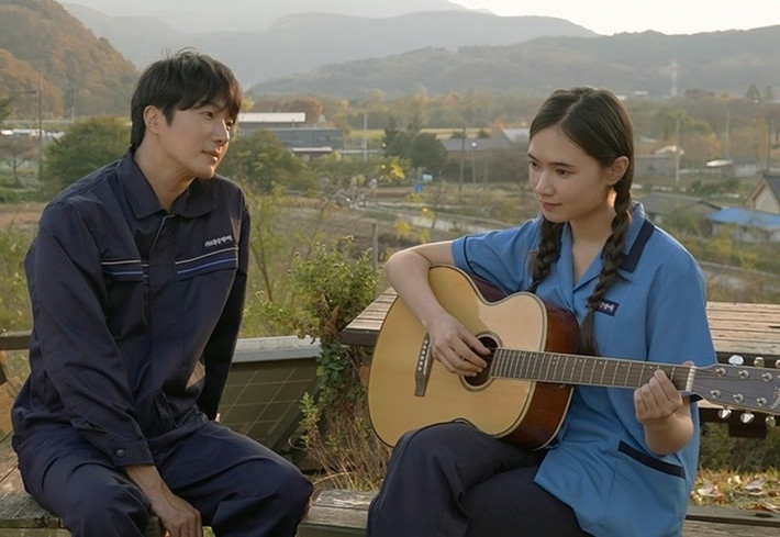 Trong Mang mẹ đi bỏ, Jung Il Woo đóng vai Jeong-min - người chồng Hàn Quốc hiền lành, hết mực yêu thương vợ. Ảnh: Người Lao Động.