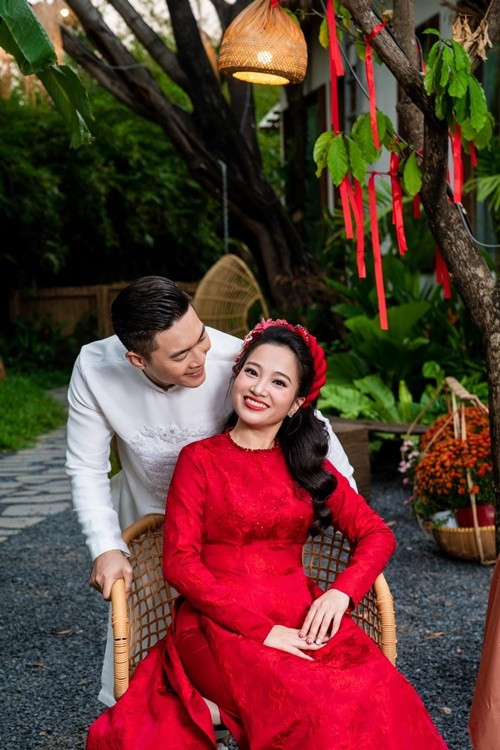 "Xin được gửi lời cảm ơn sâu sắc nhất đến “nóc nhà” của mình – người vợ luôn kề vai sát cánh, động viên và ủng hộ mình không ngừng trong chặng đường học tập đầy thử thách này", Quốc Cơ viết. Ảnh: FB Hồng Phượng.