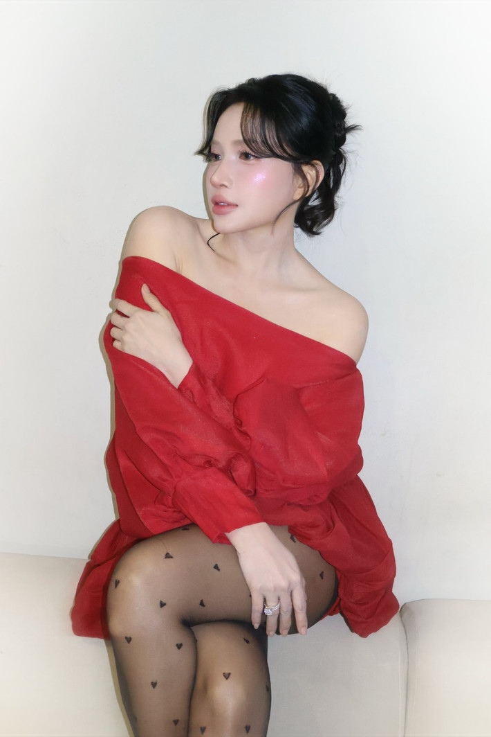 Ít năm trở lại đây, Khả Như đắt show đóng phim, diễn kịch, quảng cáo. Nhiều người cho rằng gia tài của nữ diễn viên chắc chắn không hề nhỏ. Trước đây, khi bị đồn có 120 tỷ, Khả Như phủ nhận. Ảnh: FB Khả Như.