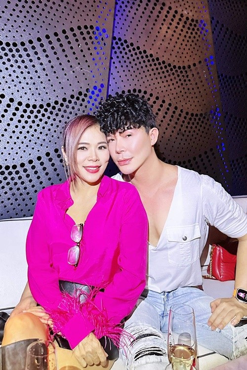 Mỹ Lệ thân thiết với Nathan Lê. Năm 2020, trong một thử thách, Nathan Lee gọi điện cho “mỹ nhân ngư” rằng, anh đang kẹt tiền và cần mượn 10 triệu USD tiền mặt (khoảng 200 tỷ đồng) để làm ăn, thậm chí nam ca sĩ đề nghị lấy liền 200 tỷ đồng trước cũng được. Ảnh: FB Mỹ Lệ.