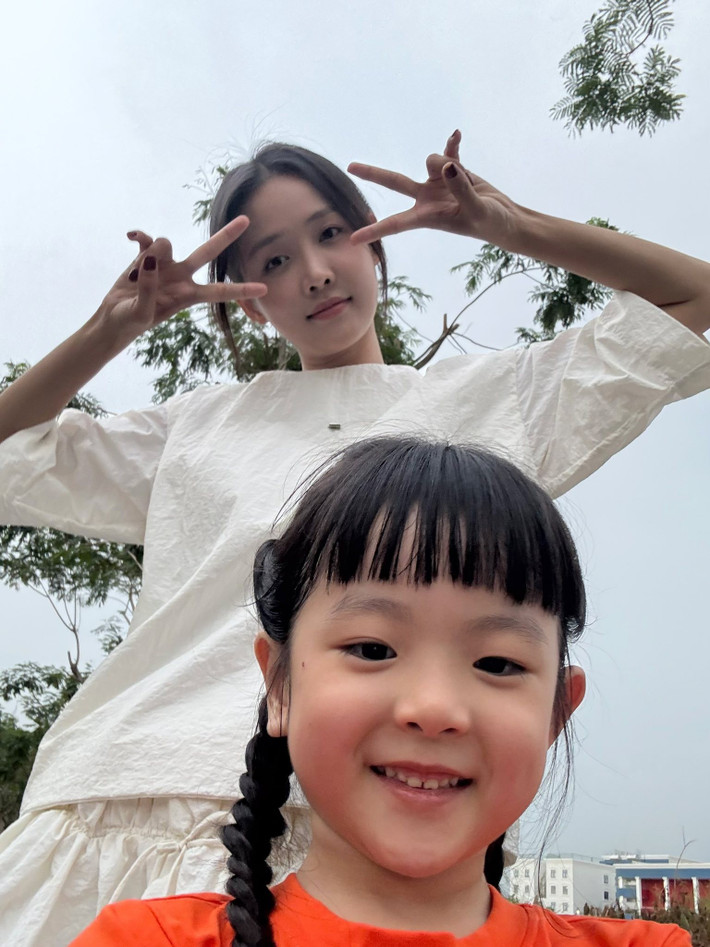Trương Mỹ Nhân tiết lộ bé Bona sống tình cảm, ngoan ngoãn, thông minh, lém lỉnh, hiểu chuyện. Nữ người mẫu từng kể, khi về nhà lúc 3h sáng, cô được bé Bona hôn vào má. Ảnh: FB Trương Mỹ Nhân.