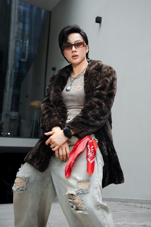 Angela Phương Trinh đội tóc giả ngắn, chuộng quần jean rộng, áo croptop. Ảnh: Instagram Angela Phương Trinh.