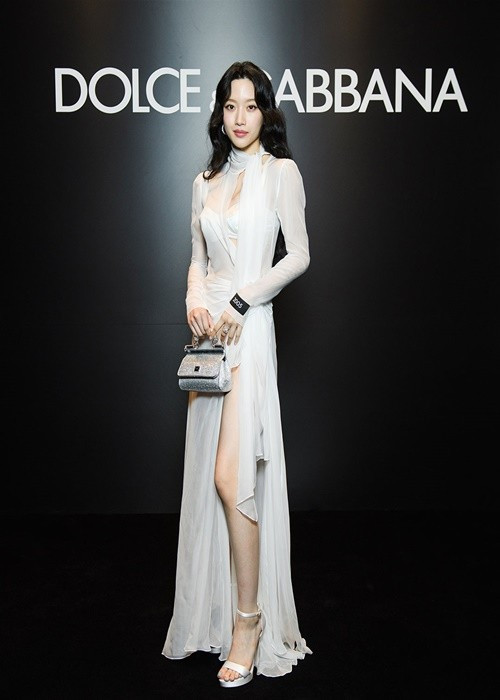 Moon Ga Young từng đóng phim Vẻ đẹp đích thực, Heartstrings, EXO Next Door, Gaekju, Trò chơi tình yêu. Ảnh: Harper’s Bazaar Việt Nam.