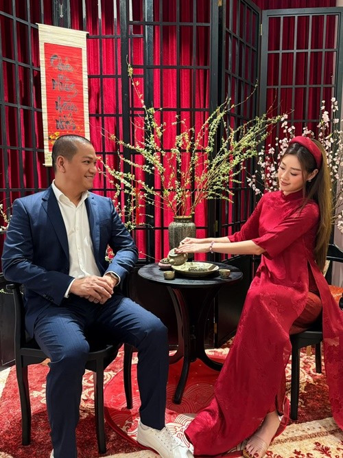 Khánh Vân lần đầu đón Tết cùng Nguyễn Long sau khi kết hôn. Nàng hậu cho biết, việc dọn dẹp và trang trí nhà cửa dịp lễ Tết trở nên nhẹ nhàng hơn khi cả hai cùng nhau chia sẻ công việc. Ảnh: FB Nguyễn Long.