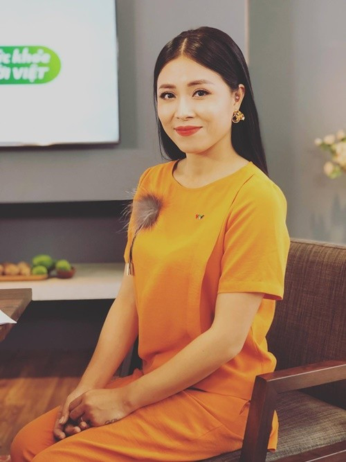 MC Hoàng Linh vừa bị phạt hành chính 107,5 triệu đồng do có sai phạm trong hoạt động quảng cáo sản phẩm dinh dưỡng Hiup 27. Ngoài ra, cô còn bị buộc tháo gỡ, xóa quảng cáo và buộc cải chính thông tin. Bên cạnh Hiup 27, Hoàng Linh còn quảng cáo sữa Cilonmum - một sản phẩm nằm trong đường dây 573 nhãn hiệu sữa giả. Ảnh: FB Hoàng Linh.