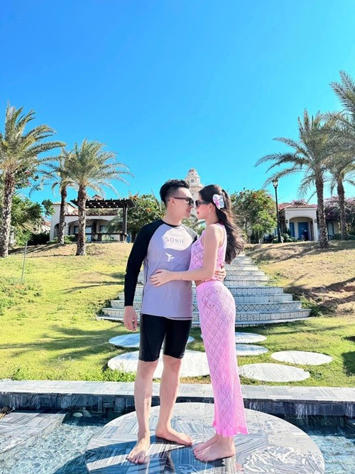 Nàng hậu và chồng tình tứ trong các chuyến du lịch trong và ngoài nước. Ảnh: FB Ngân Anh.