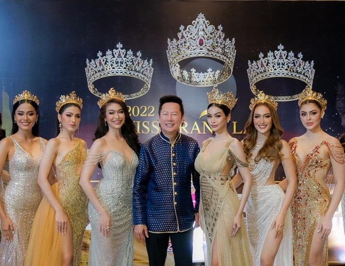 “Ông trùm” Hoa hậu Hòa bình Quốc tế xuất thân nghèo khó. Ông Nawat chia sẻ trên Thaipost, ông sinh ra trong gia đình có 12 anh chị em. Ông làm MC trong 20 năm trước khi thành lập cuộc thi Hoa hậu Hòa bình Quốc tế vào năm 2013. Ảnh: FB Nawat Itsaragrisil.