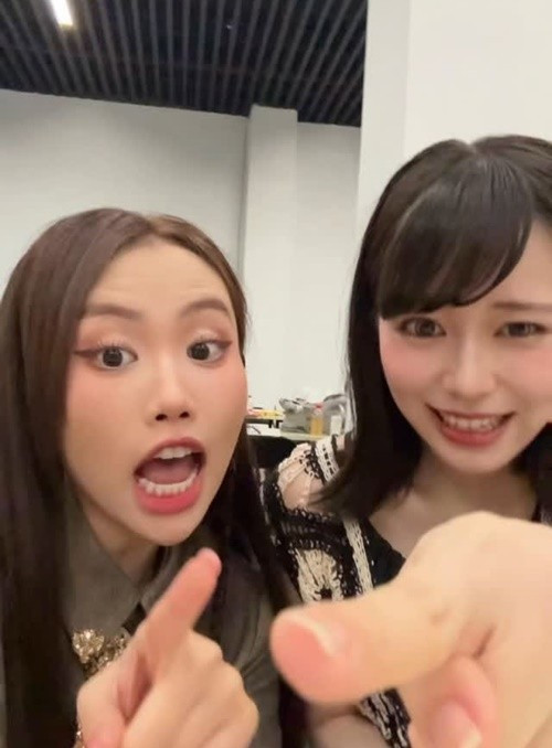 Phương Mỹ Chi cùng nữ ca sĩ người Nhật Bản Miyuna nhảy múa theo câu hát "Ruby-chan hai, nani ga suki" gây sốt mạng xã hội châu Á. Ảnh: FB Phương Mỹ Chi.