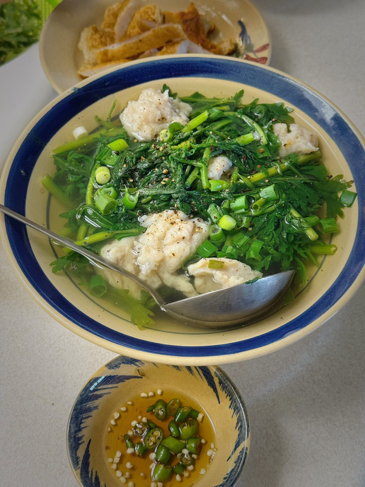 Nàng hậu khoe món canh tần ô cá thác lác, bánh flan do chồng làm. Ảnh: FB Diễm Hương.