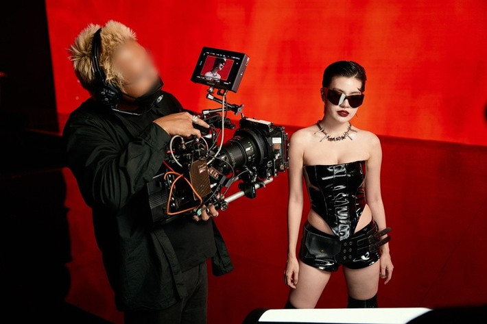 Pháo là rapper, nhạc sĩ, ăn mặc gợi cảm ở đời thường lẫn trên sân khấu. Ảnh: FB Pháo.