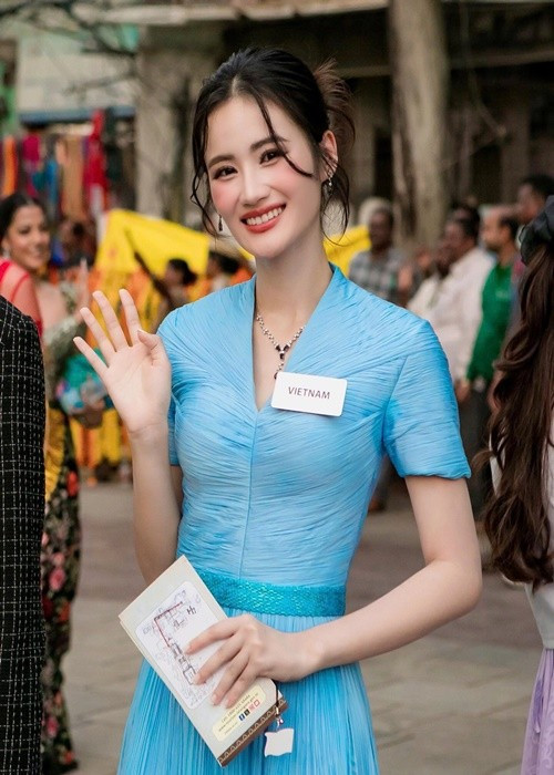 Chủ tịch cuộc thi mê màu hồng và xanh. Bởi vậy, biết được sở thích của bà Julia, nhiều người tham gia cuộc thi thường xuyên chọn trang phục tông hồng, xanh, trong đó có Huỳnh Trần Ý Nhi.