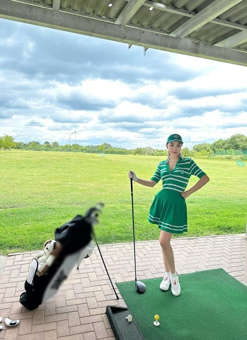 Quỳnh Thư mê golf - bộ môn dành cho giới nhà giàu trong những năm qua. Ảnh: FB Quỳnh Thư.