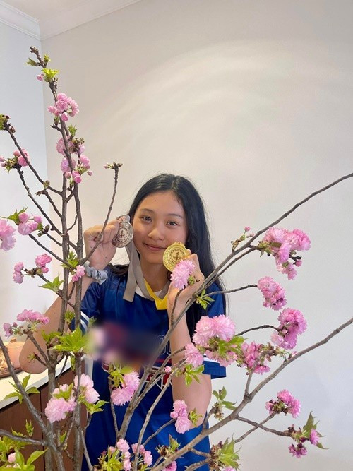 Hương Giang khoe con gái đầu lòng đoạt 1 huy chương vàng, 1 huy chương bạc môn điền kinh trong một giải đấu ở nơi sinh sống. Ảnh: FB Hương Giang.