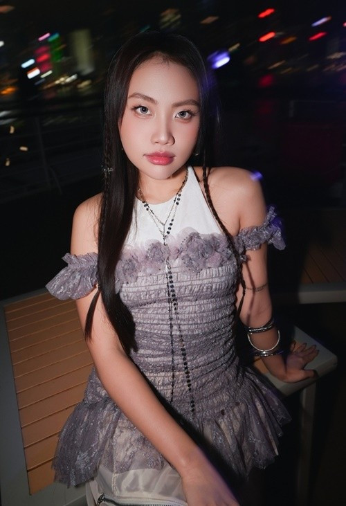 Theo Đẹp, sau tứ kết, Phương Mỹ Chi bày tỏ nỗi lo về phần phát âm tiếng Trung cũng như liệu tinh thần văn hóa Việt có thực sự chạm đến trái tim giám khảo và khán giả quốc tế. Với Phương Mỹ Chi, mỗi tiết mục không đơn thuần là một phần thi, mà là cơ hội giới thiệu bản sắc dân tộc trên sân khấu khu vực. Ảnh: FB Phương Mỹ Chi.