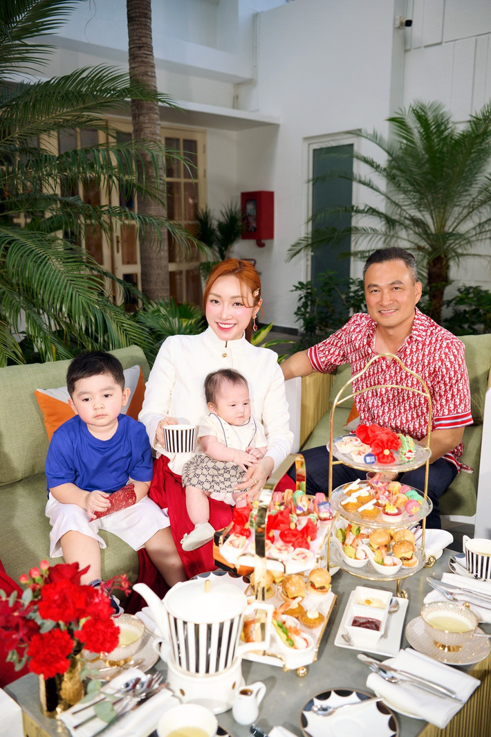 Vợ chồng Chi Bảo không ít lần tổ chức các bữa tiệc khiến nhiều người phải trầm trồ. Ảnh: FB Lý Thùy Chang.