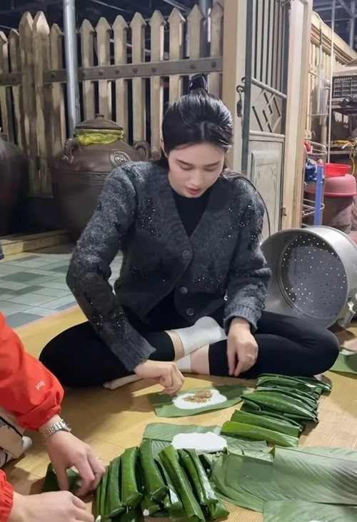 Đỗ Thị Hà không ít lần trổ tài gói bánh. Ảnh: Tiền Phong.