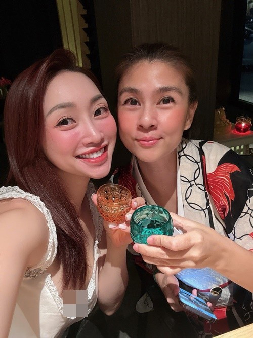Vợ Chi Bảo có mối quan hệ thân thiết với nhiều mỹ nhân Việt như Kim Thư, Bảo Thy, Ngọc Trinh.