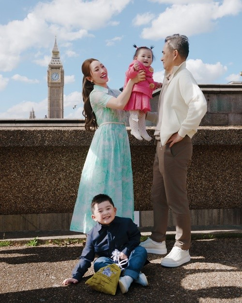 Trên trang cá nhân, CEO Lý Thùy Chang chia sẻ nhiều hình ảnh trong chuyến du lịch London (Anh) cùng diễn viên Chi Bảo và hai bé Gia Linh và Gia Khang.
