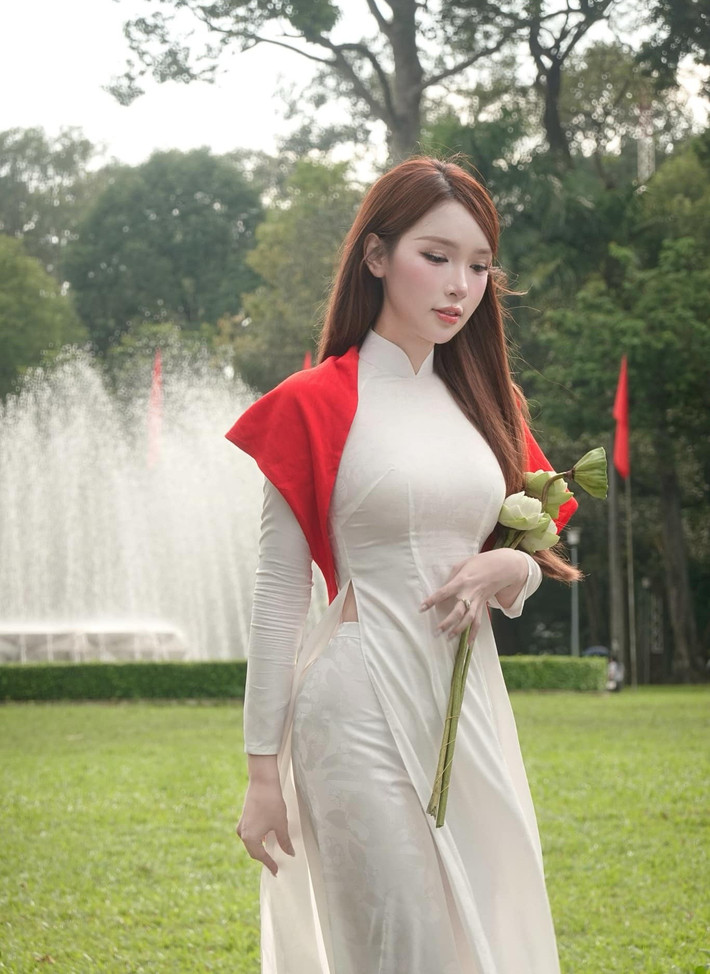 Mỹ nhân chuyển giới tạo dáng với hoa sen trắng. Ảnh: FB Trần Khởi My.