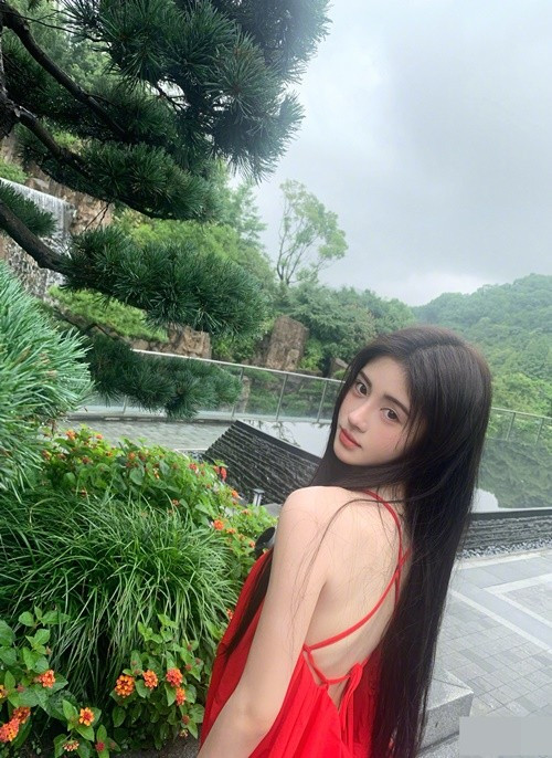 Cúc Tịnh Y sở hữu làn da trắng mịn màng, không chút tỳ vết. Ảnh: Weibo Cúc Tịnh Y.