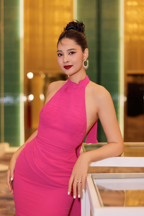 Ở tuổi 38, từng 2 lần sinh nở, Hương Giang vẫn giữ được sắc vóc mặn mà. Ảnh: FB Hương Giang.