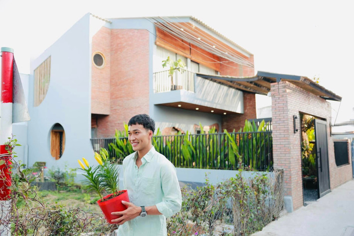 Lâm Thanh Nhã tâm sự: “Tết này tôi hạnh phúc lắm. Mười mấy năm nay, cha của Nhã cứ lang thang khắp chốn. Giờ thì ổn rồi. Sau mười mấy năm, cha của Nhã đã có nhà để về. Được ăn tết ở quê”. Ảnh: FB Lâm Thanh Nhã.