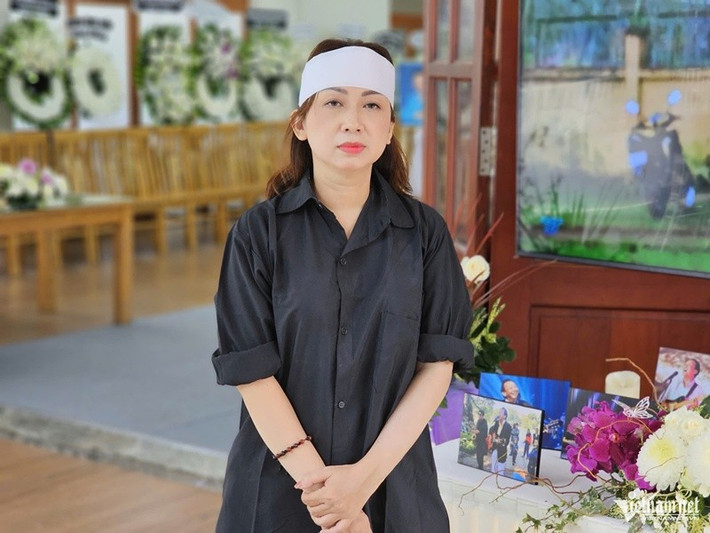 Ca sĩ Lan Anh - con gái nhạc sĩ Thế Hiển nén đau buồn để lo tang lễ. Ảnh: Vietnamnet.