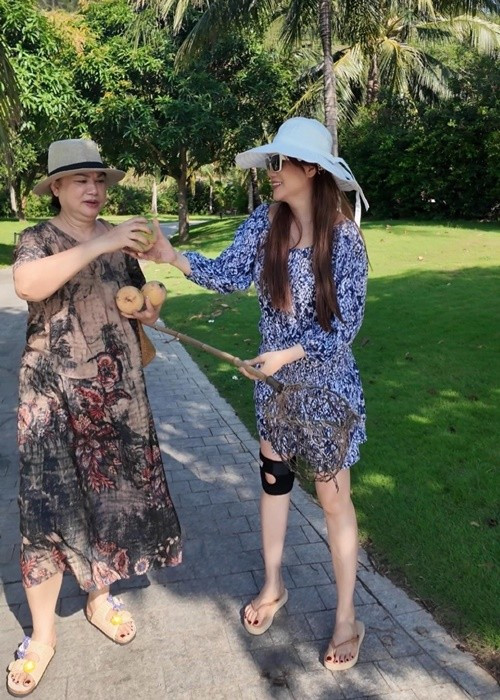 Trương Ngọc Ánh cùng mẹ xem phim, tin tức thời sự, nhau bàn tán mọi thứ. "Chúng tôi có những buổi chiều cùng nhau uống trà, ăn bánh mứt, trái cây", Trương Ngọc Ánh cho biết. Ảnh: FB Trương Ngọc Ánh.