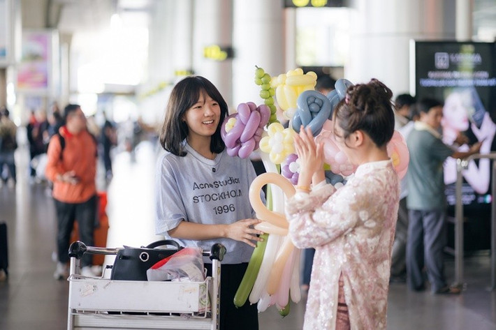 Khả Lâu đến Việt Nam gặp gỡ Phương Mỹ Chi. Ảnh: FB Phương Mỹ Chi.
