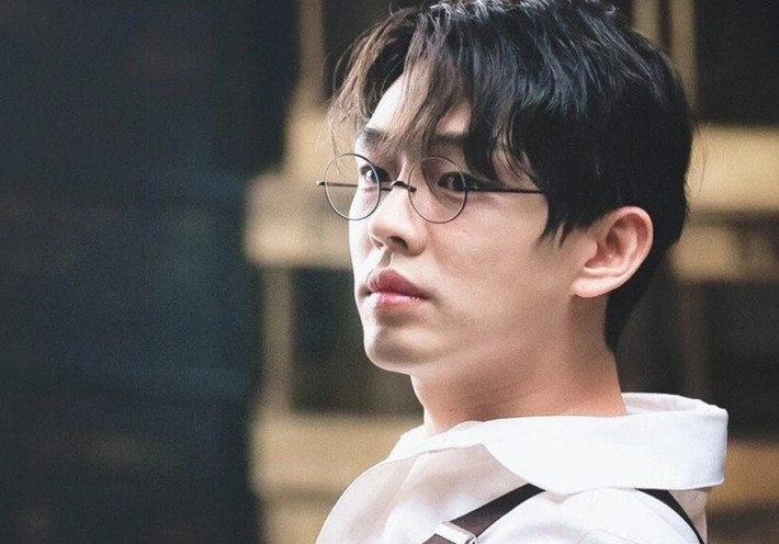 Theo VTV, trong phiên tòa vào tháng 9/2023, Yoo Ah In bị kết án 1 năm tù giam, phạt hơn 1.300 USD và bị yêu cầu hoàn thành 80 giờ giáo dục cai nghiện ma túy. Ngoài ra, anh phải nộp thêm khoản tiền phạt hơn 1.000 USD. Ảnh: VOV.
