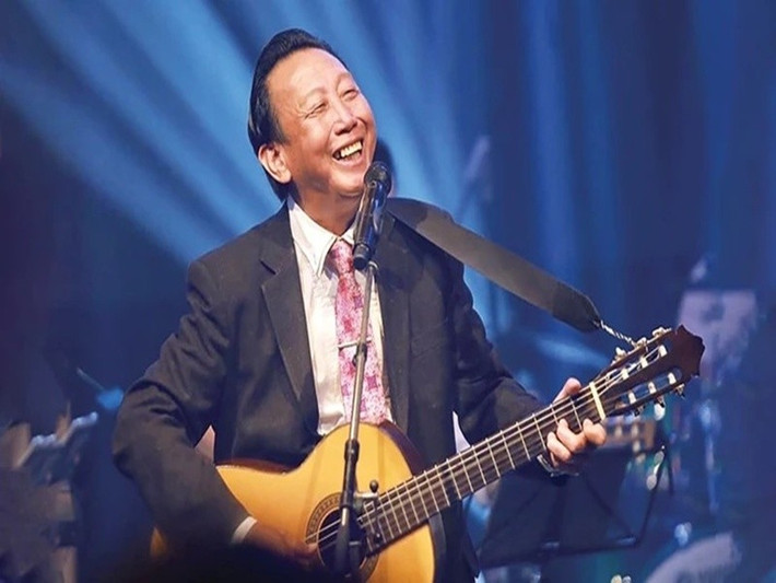 Theo Znews, nhạc sĩ Thế Hiển hoàn thành chương trình Trung cấp Thanh nhạc của Đoàn Nghệ thuật Bông Sen (1977-1980), tốt nghiệp Đại học chuyên ngành Sáng tác (hệ tại chức) Nhạc viện TP HCM (1995-1999). Ảnh: Người Lao Động.