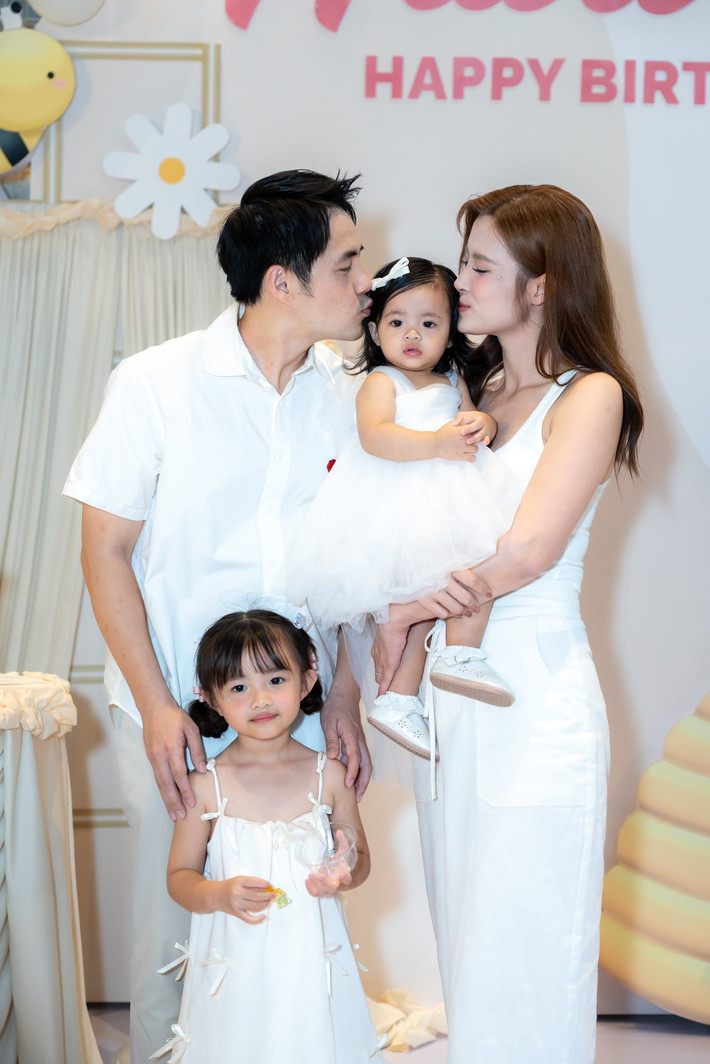 Ông Cao Thắng chúc mừng bé Hannie tròn 1 tuổi. Ảnh: FB Đông Nhi.