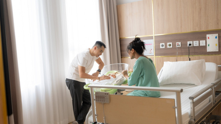 Tuấn Khôi cho biết, anh thấy được sự mạnh mẽ, kiên cường và phi thường của H'hen Niê. "Em đã chịu đựng những cơn đau tưởng chừng không thể vượt qua, đã dồn hết sức lực và sự dũng cảm của mình để mang thiên thần nhỏ đến với thế giới này", anh viết. Ảnh: FB Tuấn Khôi.