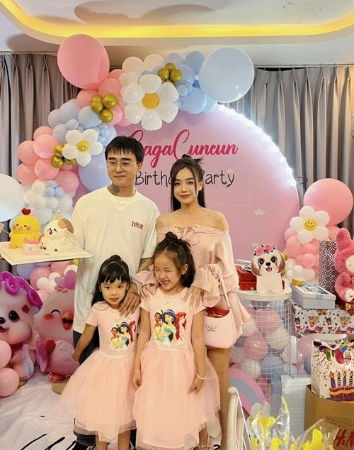 Trong đám cưới, Đạt G cho biết, tuổi thơ của anh và Bảo Ngọc có thể không hoàn hảo, nhưng vợ chồng muốn trao tuổi thơ tuyệt đẹp cho các con. Ảnh: Saostar.