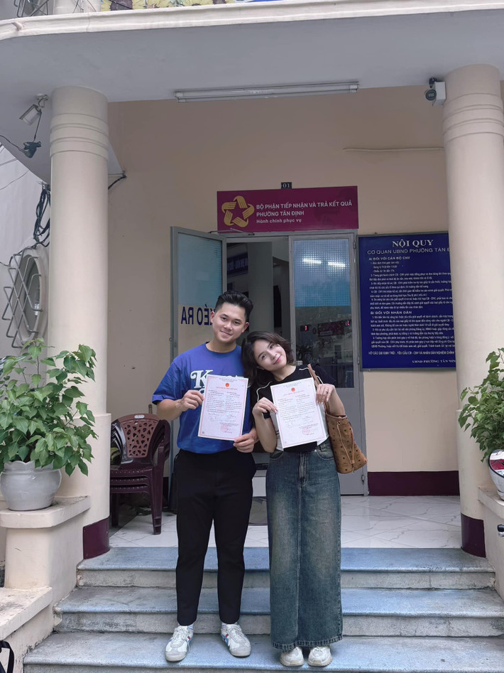 “Hai vợ chồng vừa mừng vui vừa lạ lẫm với danh xưng “ông bố”, “bà mẹ” ngại ngùng mãi chưa quen. Em bé ơi, bố mẹ đang đợi con bằng tất cả tình yêu”, Thái Trinh viết. Ảnh: FB Thái Trinh.