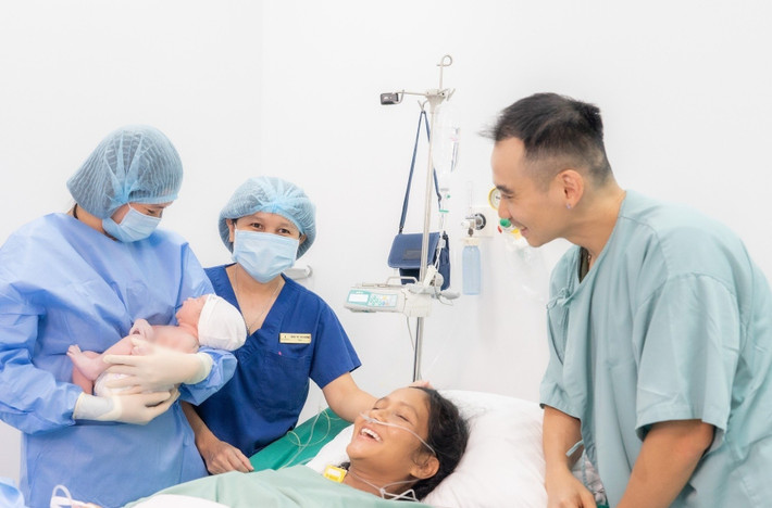 Khi con chào đời, H'hen Niê cảm thấy yêu mẹ của cô hơn rất nhiều. Ảnh: FB H'hen Niê.