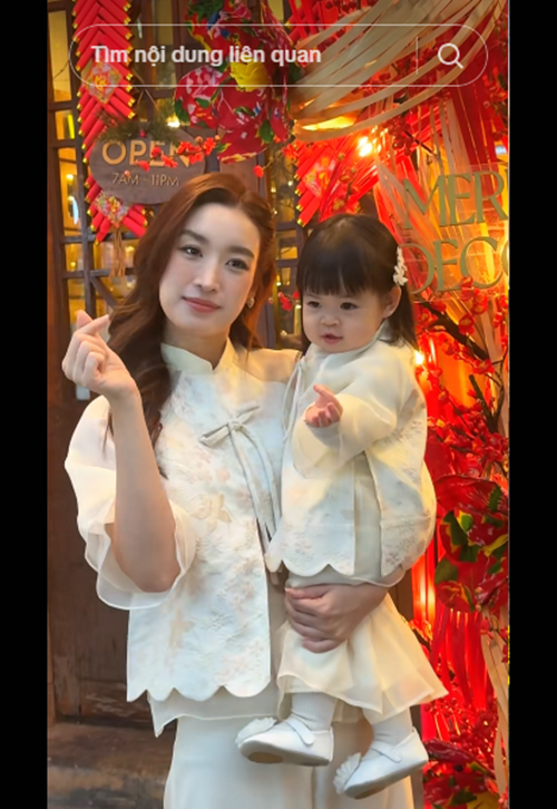 Bé Tuệ An được bố mẹ cho ăn mặc điệu đà. Ảnh: TikTok Đỗ Mỹ Linh.