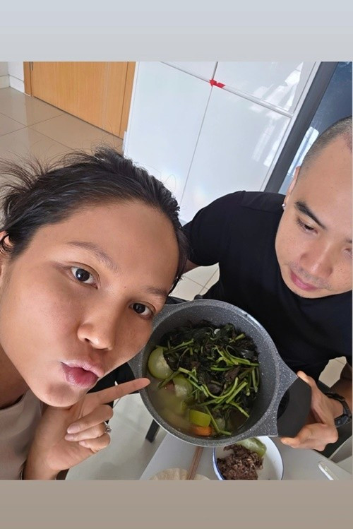 H'hen Niê được chồng chăm sóc kỹ lưỡng khi mang bầu. Ảnh: FB H'hen Niê.