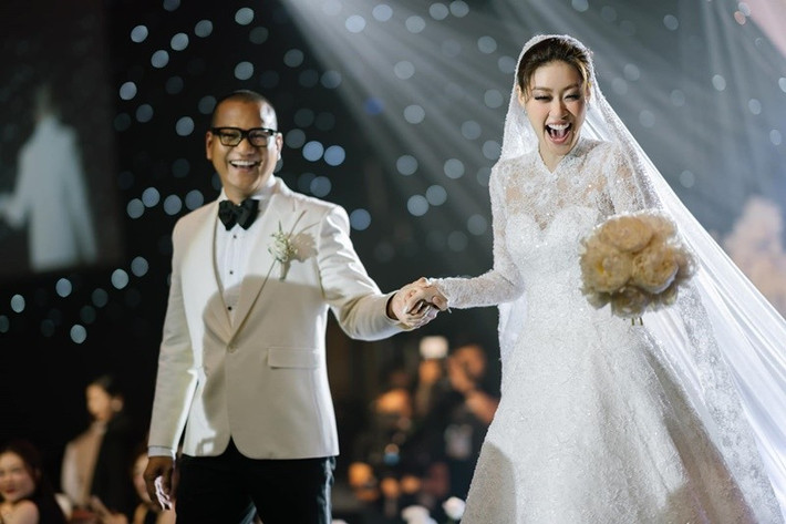 Khi tổ chức đám cưới, Khánh Vân vướng ồn ào thực hiện điệu nhảy gợi cảm trước chồng. Nhiếp ảnh gia Nguyễn Long lên tiếng bênh vực Khánh Vân: "Vợ tôi xin lỗi trên Facebook là xin lỗi việc nếu đón tiếp có sơ sót và nếu không được chu đáo với bạn bè tham dự. Còn vụ nhảy thì tôi là chú rể, tôi rất thích và bạn bè tham dự vui lắm. Xin đừng câu view là xin lỗi vì nhảy nữa, không phải đâu, đừng hiểu lầm". Ảnh: FB Nguyễn Long.